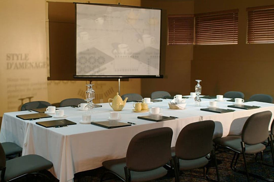 Salle-reunion-Auberge-montagne-coupee